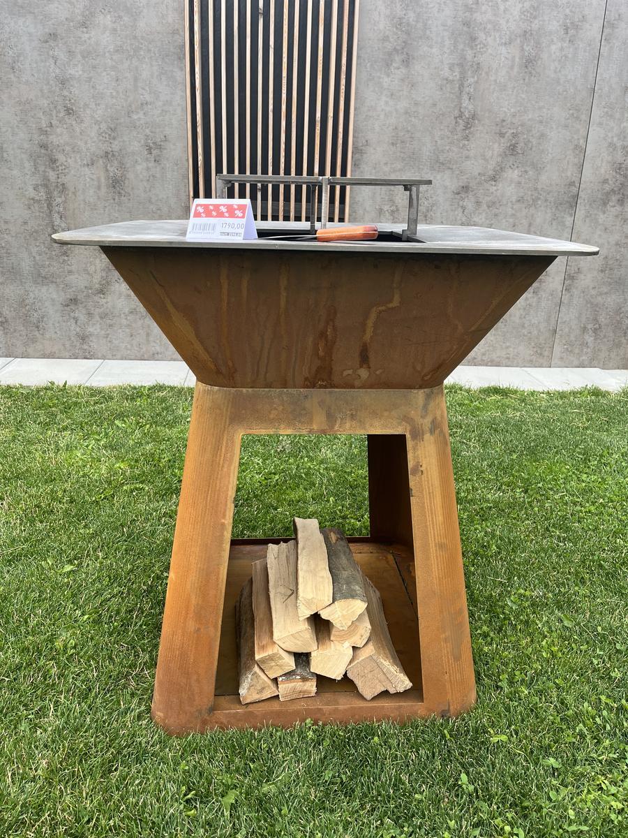 Feuerschalengriller, Rost Design Cortenstahl, inkl. 1 Stk. Edelstahl Spachtel, inkl. Grillrosthebewerkzeug, ohne Dekoration/Holz, Höhe gesamt: ca. 100 cm, Platte ca. 80 x 80 cm