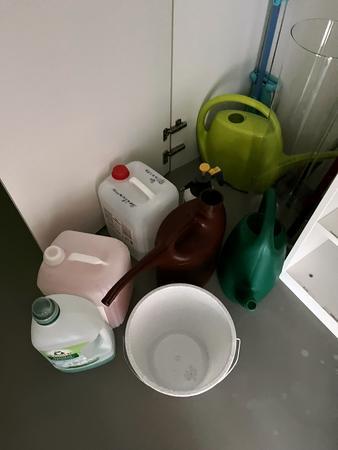 Inhalt von 2 Schränken: Putzmittel, Behelfe, Bodenreiniger usw. Inhalt von 2 Schränken: Putzmittel, Behelfe, Bodenreiniger usw.
