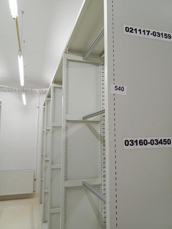 8 Laufmeter Einhängeregale, mit Einhängemappen, 40x240cm 8 Laufmeter Einhängeregale, mit Einhängemappen, 40x240cm