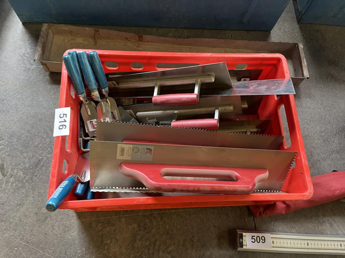 Kiste mit Glättkellen usw.