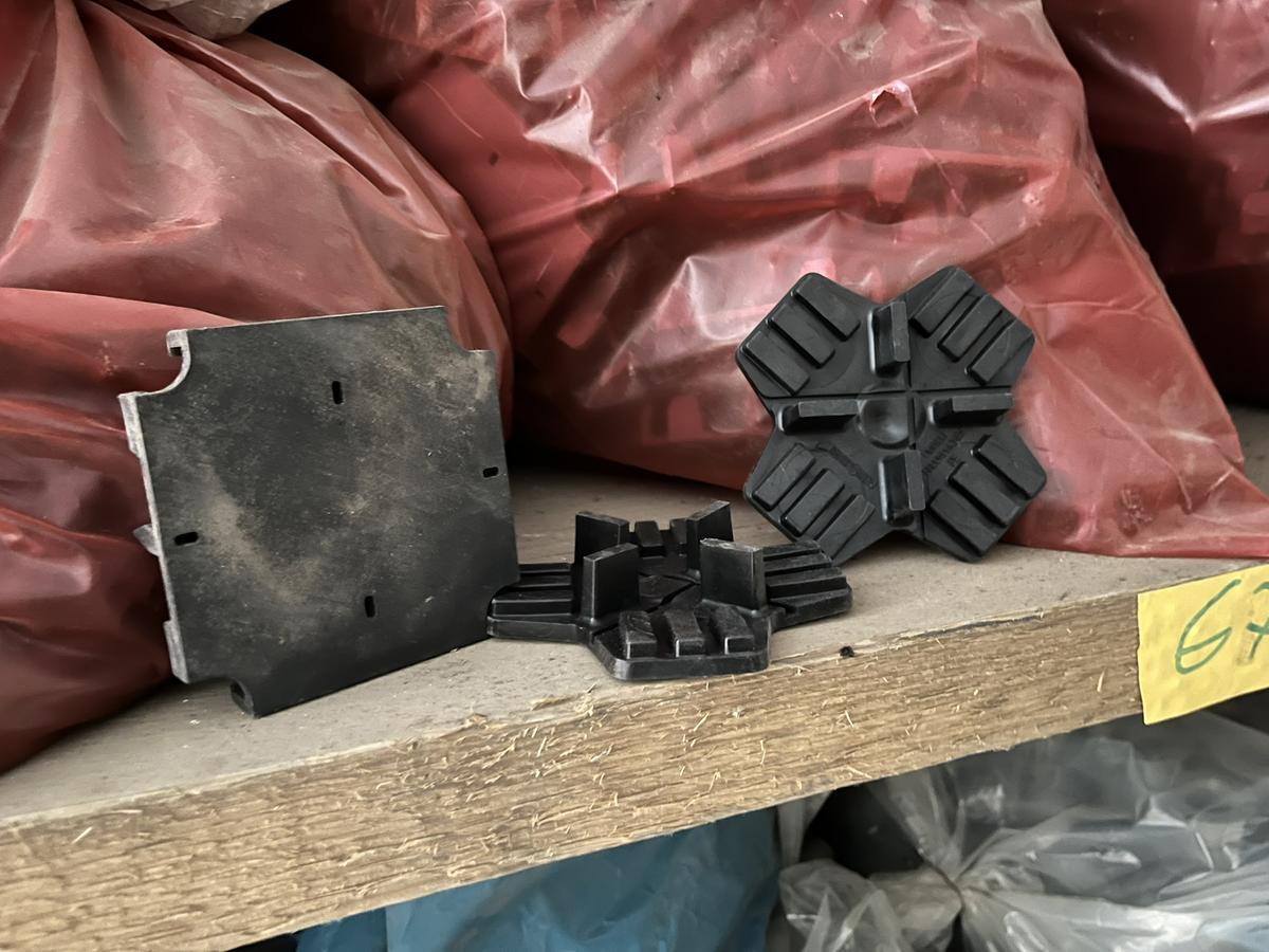 komplette Regal mit Abstandhaltern für Betonplattenverlegung