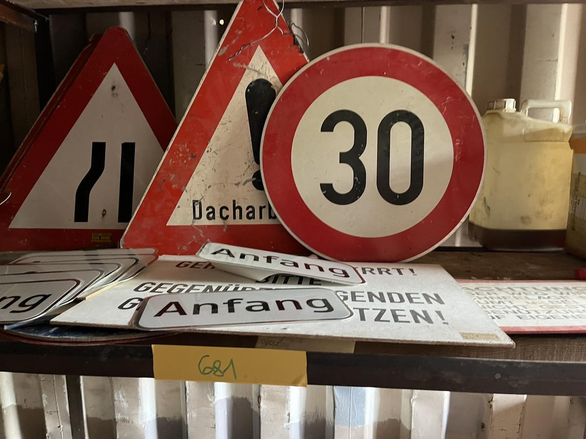 Posten Verkehrszeichen Rosa Moser