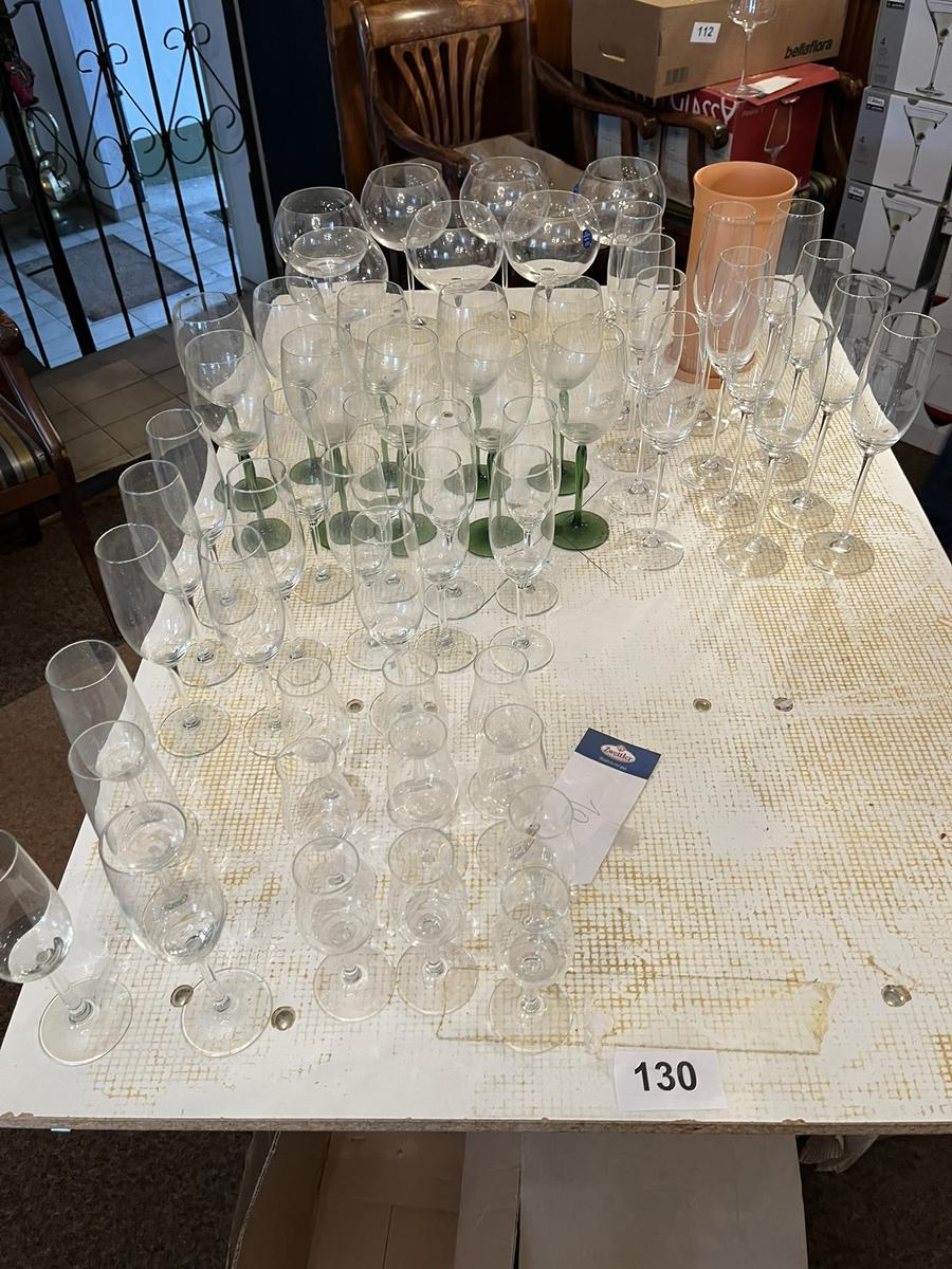 komplette Tischinhalt an diversen Sekt-?d=2025-05-02 03:40:07