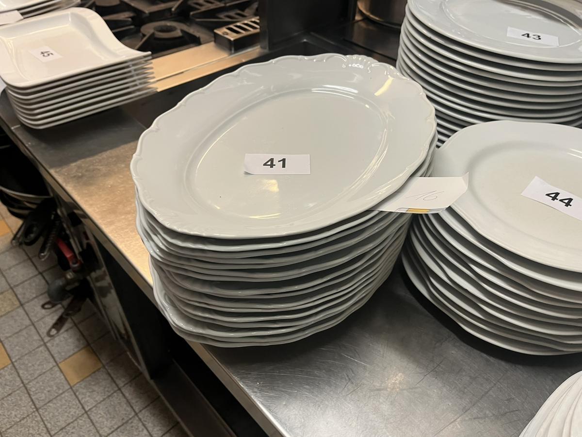 16 Stück ovalle Porzellanplatten