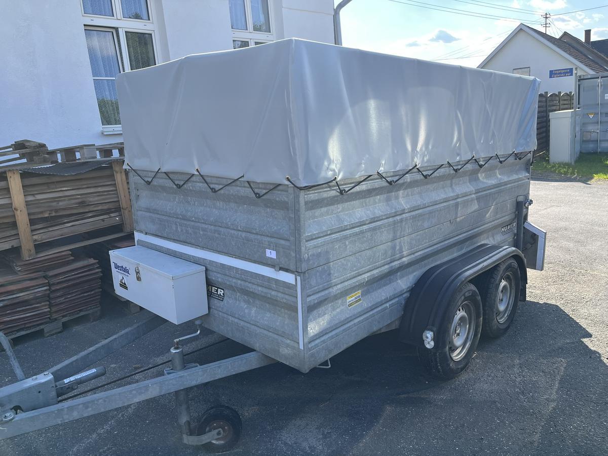 HUMER PKW 2-achsiger Anhänger K 300 GTS, EG 430 kg, NL 2070 kg, 1520/3050/1400 mm, neue Plane mit Aufsatzbordwänden, Schalungsplatten/Riffelblechboden, Pickerl gültig bis 7/2024?d=2025-05-01 00:38:37