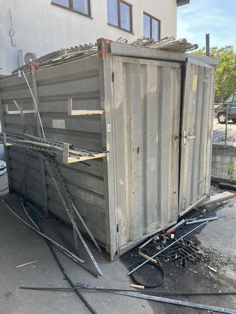 Werkzeugcontainer 300x220x200 cm mit Doppeltüre und Pipelife Rohrmaterial Werkzeugcontainer 300x220x200 cm mit Doppeltüre und Pipelife Rohrmaterial