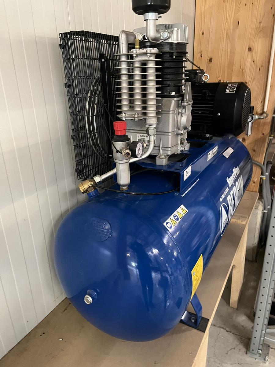 BERGIN Druckluftkompressor neuwertig,Bj.2021 Type 700/12/300 K 10 bar , 5.5 KW, 270 Liter Druckluftkessel