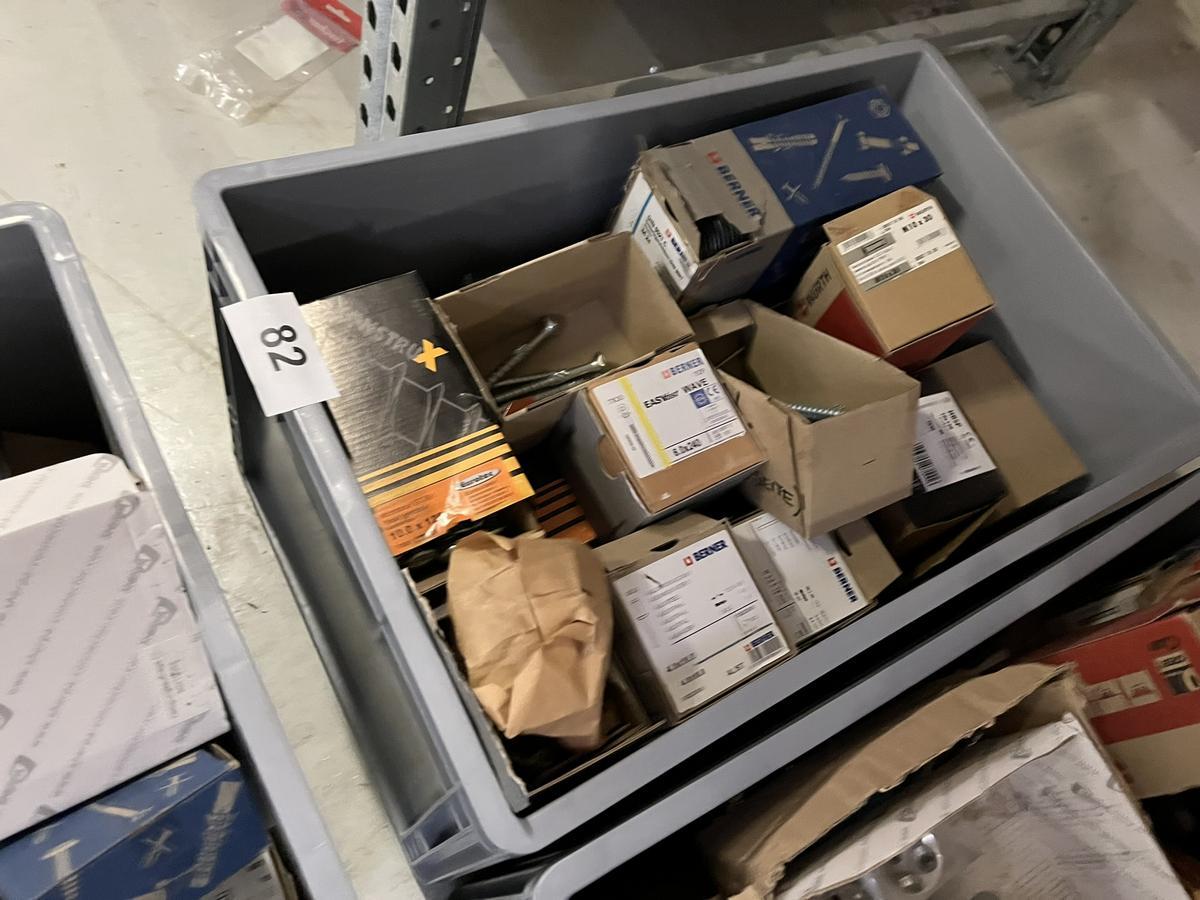 Montagekiste befüllt mit Schrauben /Befestigungsmaterial