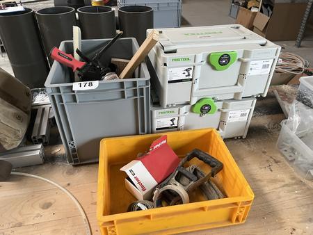 kpl.Tischinhalt an Schrauben,Befestigungen,leere Werkzeugkoffer usw kpl.Tischinhalt an Schrauben,Befestigungen,leere Werkzeugkoffer usw