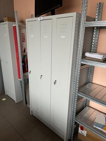 2 Stück Umkleidespinde 1 x 3 teilig 1 x 2 teilig je 180 cm hoch - Fachbreite 30 cm pro Abteil 2 Stück Umkleidespinde 1 x 3 teilig 1 x 2 teilig je 180 cm hoch - Fachbreite 30 cm pro Abteil