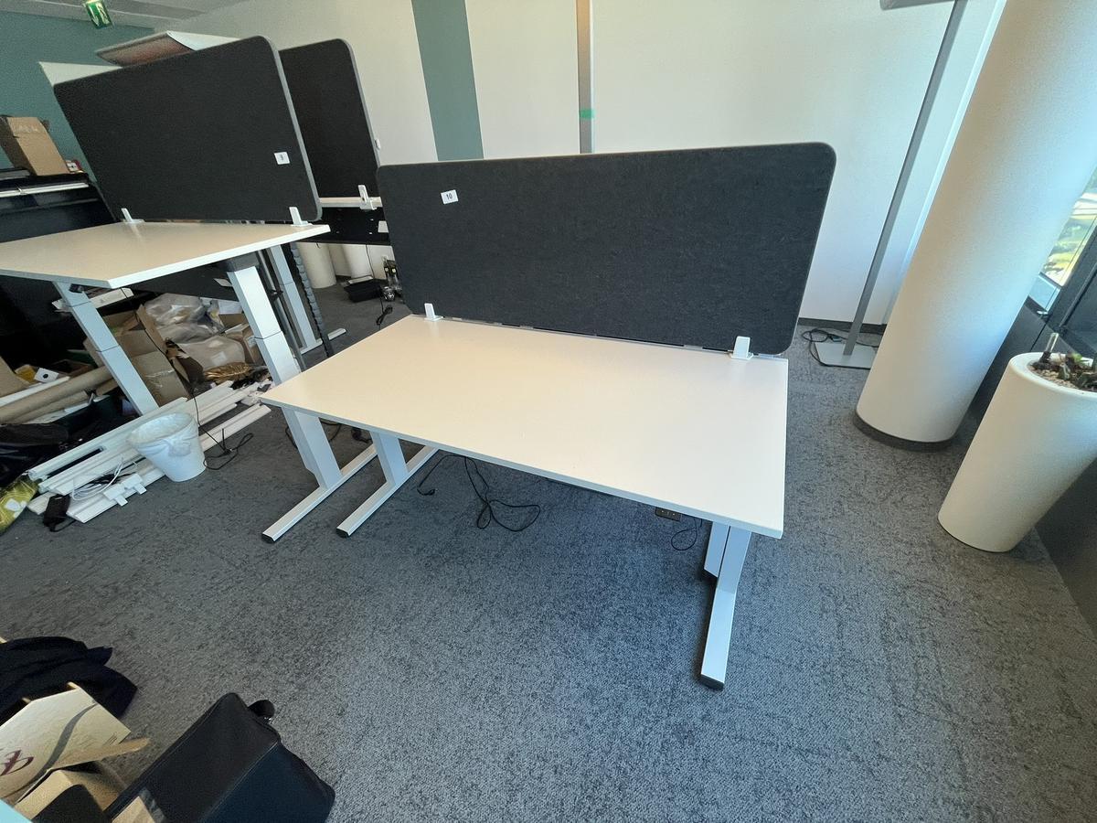 Sitz-,Steh-,Schreibtisch 160x80 cm , Steelcase elektrisch höhenverstellbar ca.65/120cm mit Sichtblende abnehmbar, Baujahr 2021