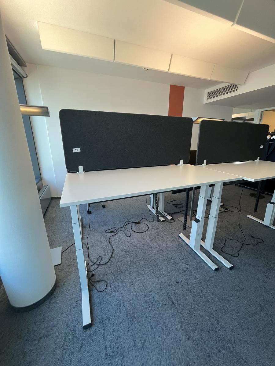 Sitz-,Steh-,Schreibtisch 160x80 cm , Steelcase elektrisch höhenverstellbar ca.65/120cm mit Sichtblende abnehmbar, Baujahr 2021