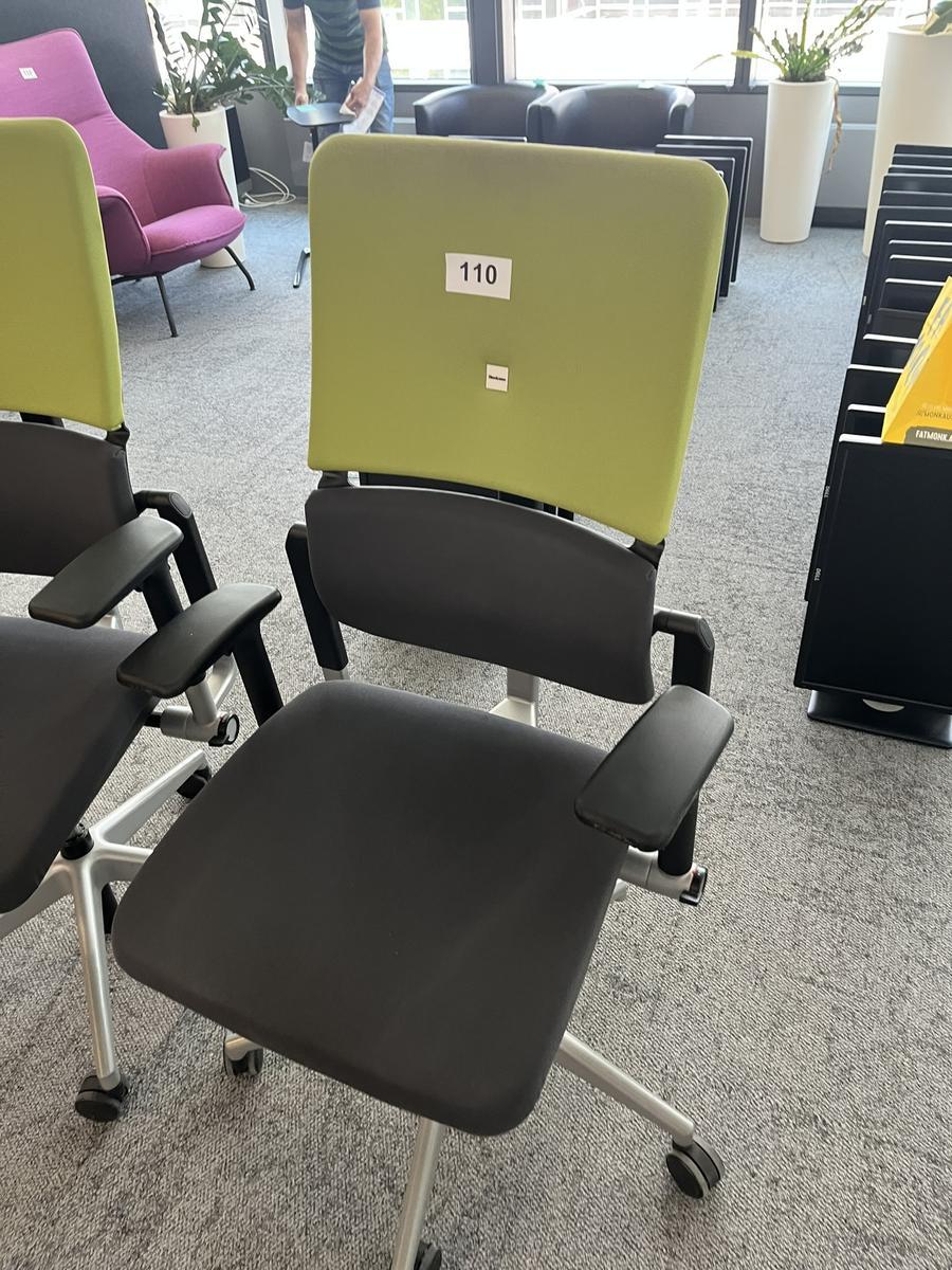 Steelcase Bürodrehstuhl mit Armlehne höhenverstellbar grün/schwarz?d=2025-05-14 09:30:05
