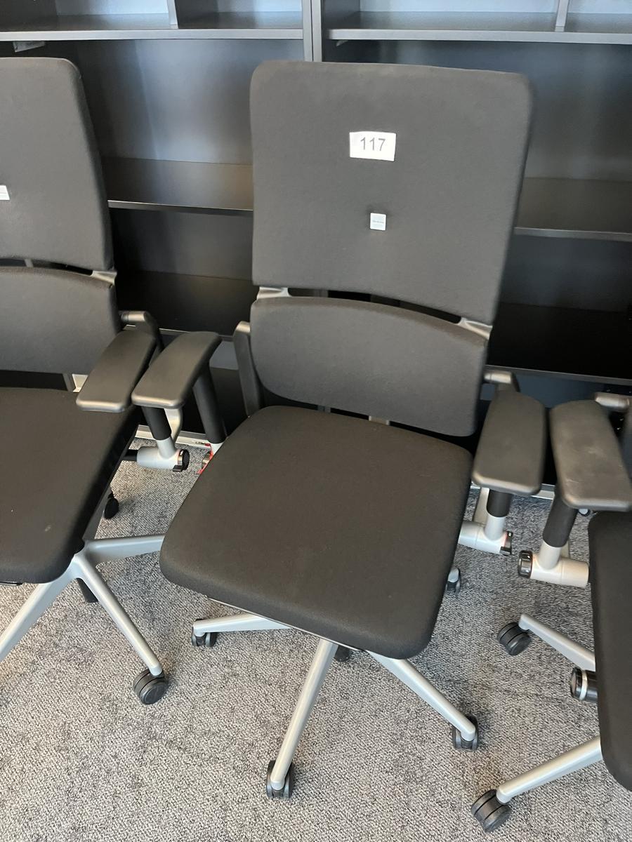 Steelcase Bürodrehstuhl anthrazit mit Armlehne höhenverstellbar?d=2025-05-15 11:59:56
