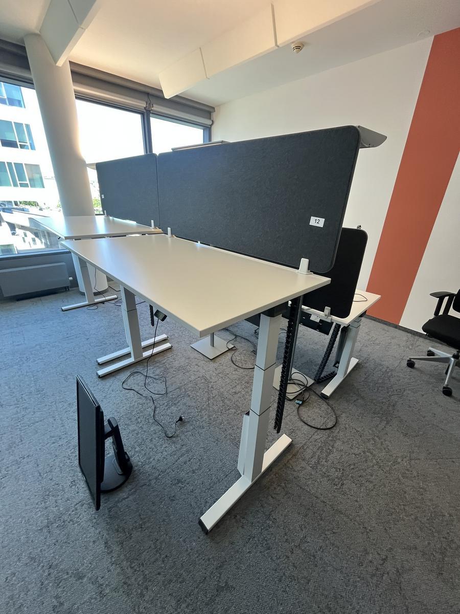 Sitz-,Steh-,Schreibtisch 160x80 cm , Steelcase elektrisch höhenverstellbar ca.65/120cm mit Sichtblende abnehmbar, Baujahr 2021