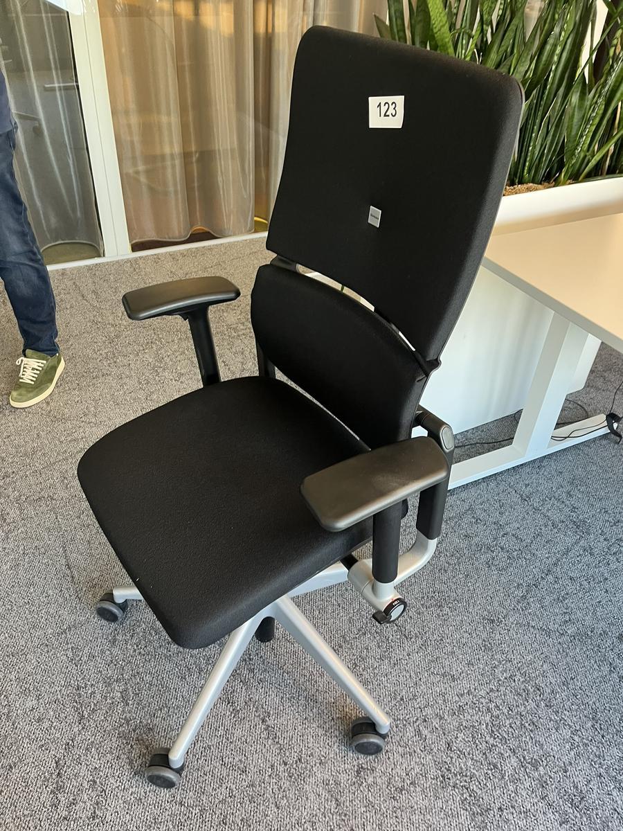 Steelcase Bürodrehstuhl anthrazit mit Armlehne höhenverstellbar?d=2025-05-16 23:43:23