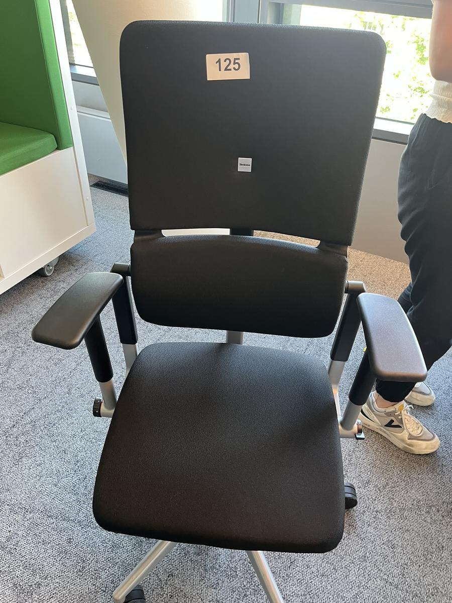 Steelcase Bürodrehstuhl anthrazit mit Armlehne höhenverstellbar?d=2025-05-17 10:49:31