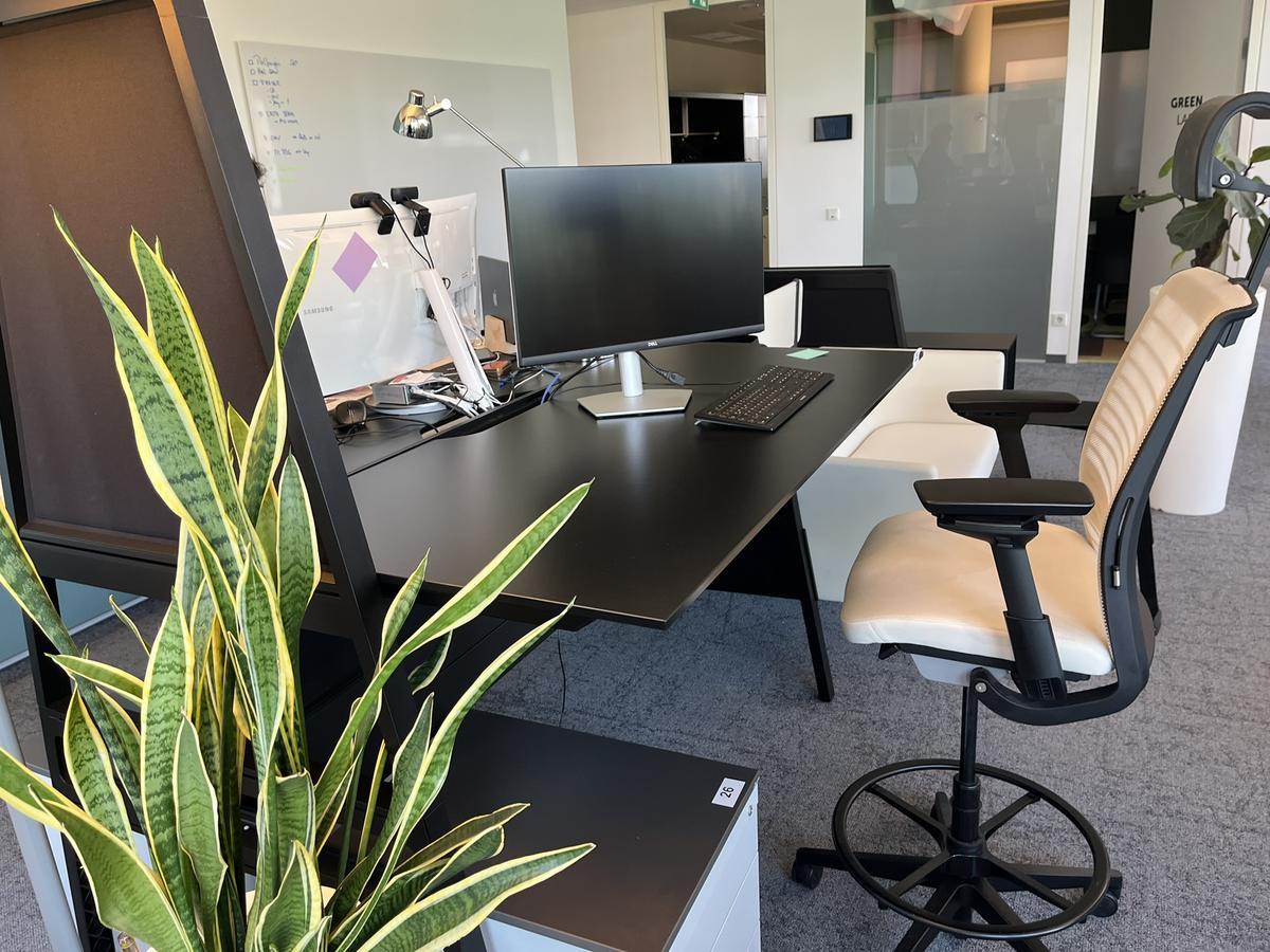 Bürokombination mit 2 Arbeitsplätzen als Hochtisch sowie Bank-,Schreibtisch/Aktenschrankmodul ca. 355/155 cm