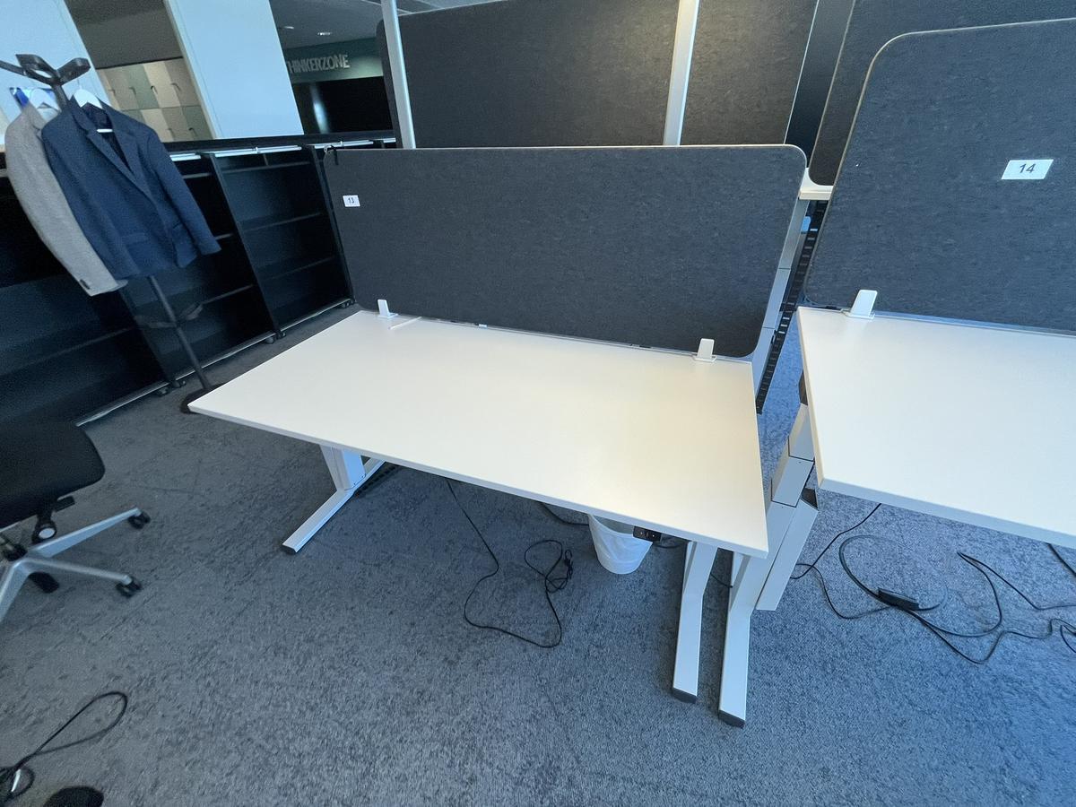Sitz-,Steh-,Schreibtisch 160x80 cm , Steelcase elektrisch höhenverstellbar ca.65/120cm mit Sichtblende abnehmbar, Baujahr 2021