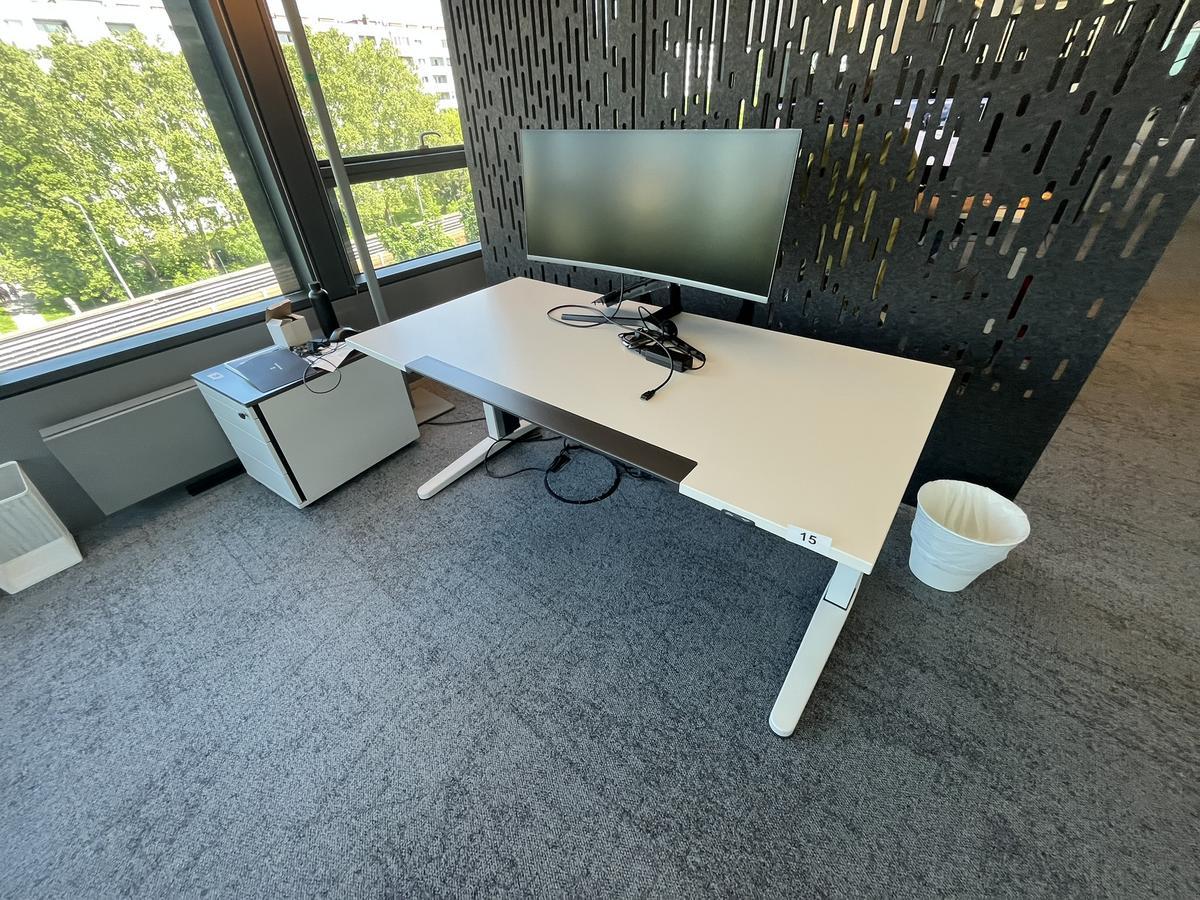 Sitz-,Steh-,Schreibtisch 160x80 cm , Steelcase elektrisch höhenverstellbar ca.65/120cm mit Sichtblende abnehmbar, Baujahr 2021