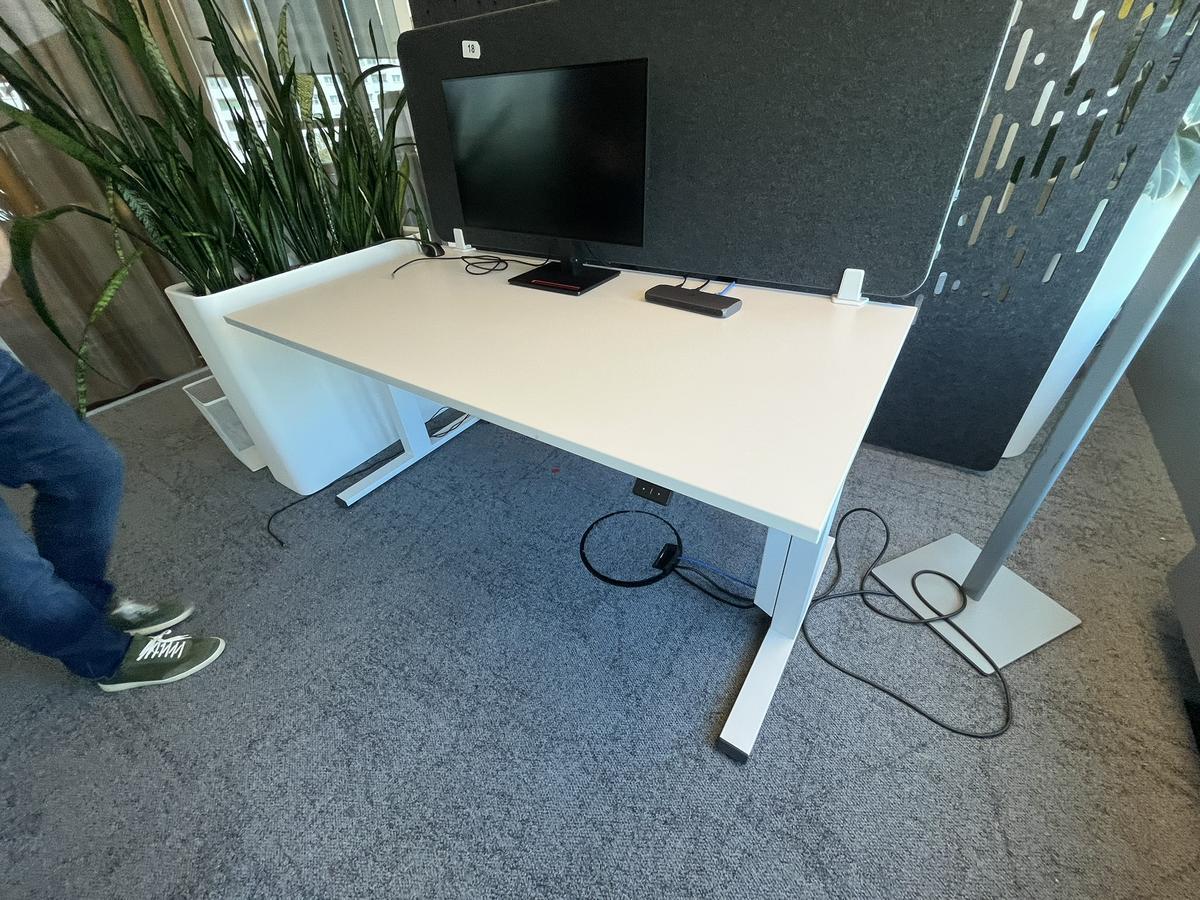 Sitz-,Steh-,Schreibtisch 160x80 cm , Steelcase elektrisch höhenverstellbar ca.65/120cm mit Sichtblende abnehmbar, Baujahr 2021