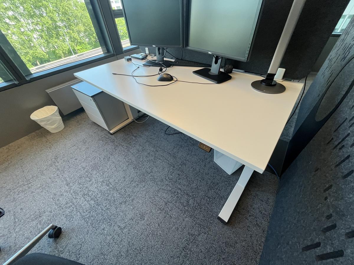 Sitz-,Steh-,Schreibtisch 160x80 cm , Steelcase elektrisch höhenverstellbar ca.65/120cm mit Sichtblende abnehmbar, Baujahr 2021