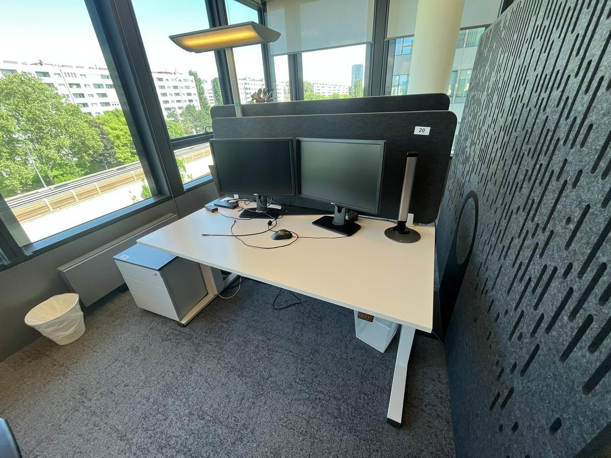 Sitz-,Steh-,Schreibtisch 160x80 cm , Steelcase elektrisch höhenverstellbar ca.65/120cm mit Sichtblende abnehmbar, Baujahr 2021