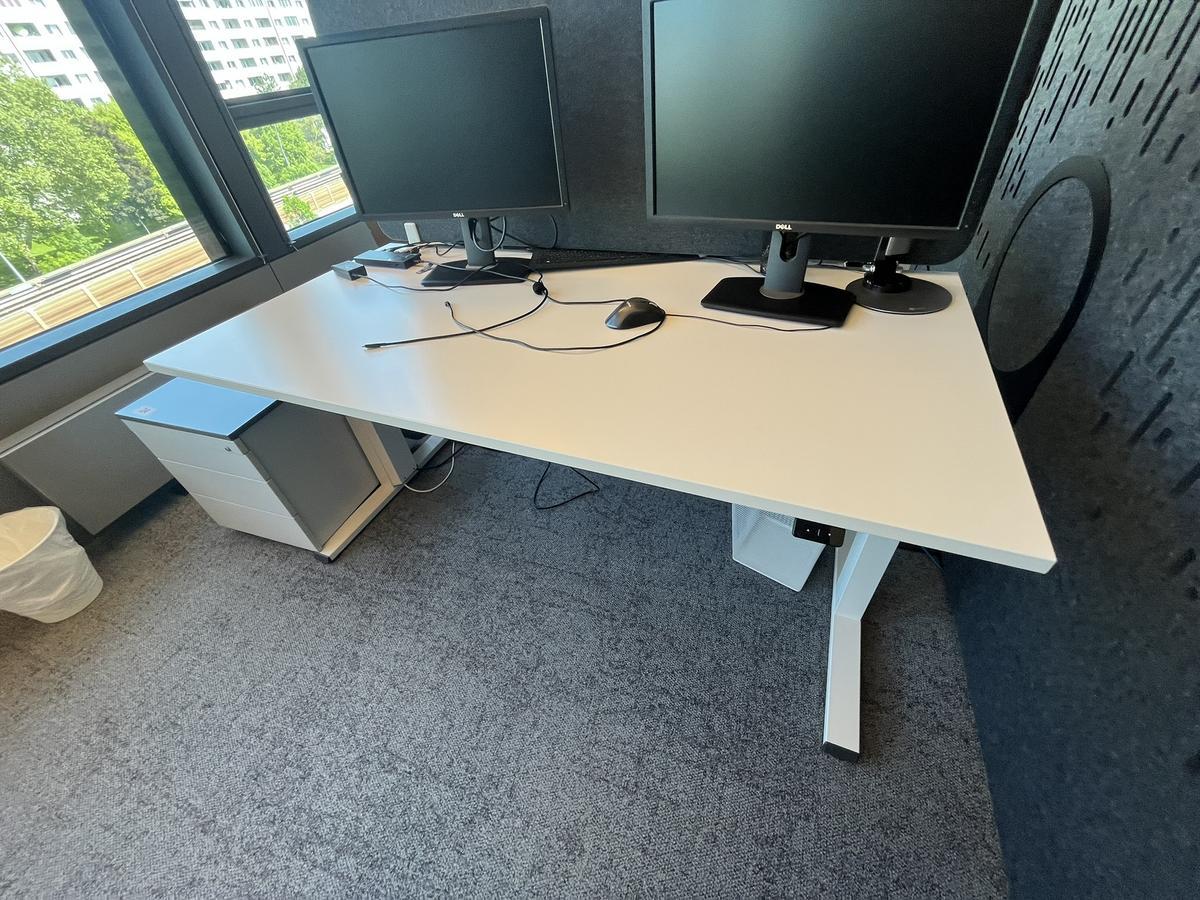 Sitz-,Steh-,Schreibtisch 160x80 cm , Steelcase elektrisch höhenverstellbar ca.65/120cm mit Sichtblende abnehmbar, Baujahr 2021