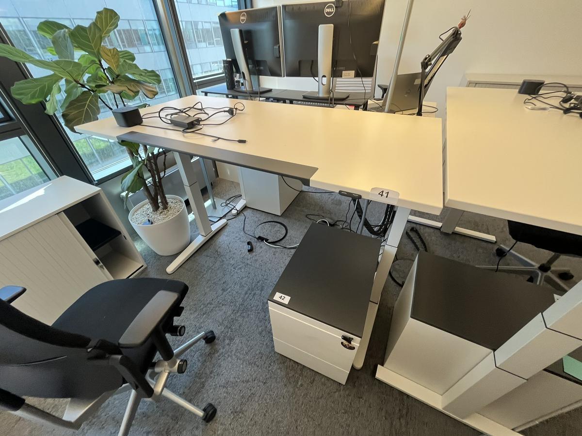 Sitz-,Steh-,Schreibtisch 160x80 cm , Steelcase elektrisch höhenverstellbar ca.65/120cm mit Sichtblende abnehmbar, Baujahr 2021