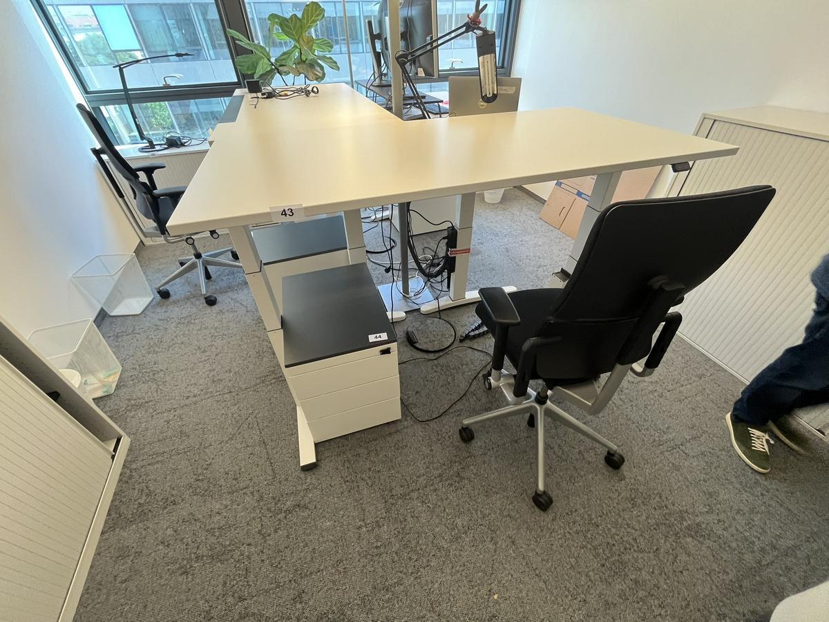 Sitz-,Steh-,Schreibtisch 160x80 cm , Steelcase elektrisch höhenverstellbar ca.65/120cm mit Sichtblende abnehmbar, Baujahr 2021