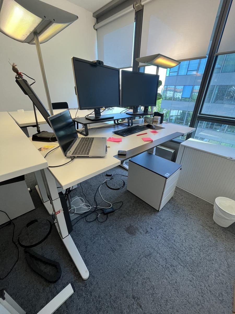 Sitz-,Steh-,Schreibtisch 160x80 cm , Steelcase elektrisch höhenverstellbar ca.65/120cm mit Sichtblende abnehmbar, Baujahr 2021
