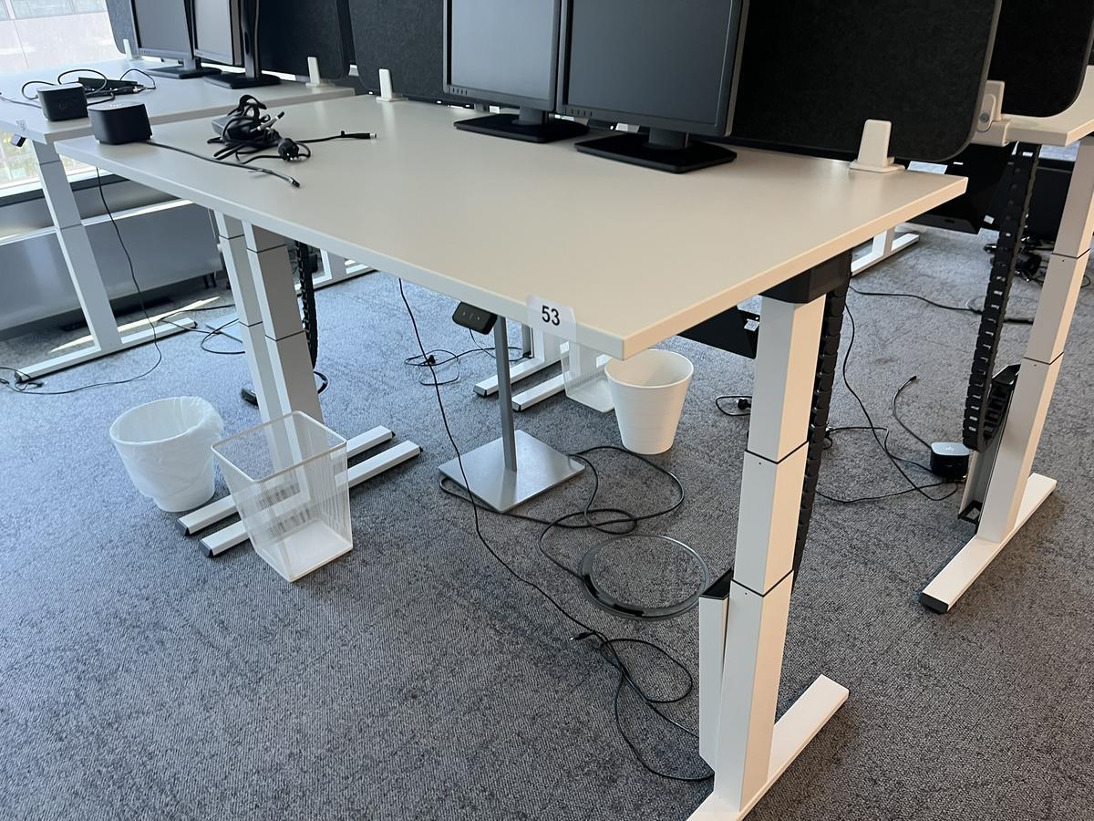 Sitz-,Steh-,Schreibtisch 160x80 cm , Steelcase elektrisch höhenverstellbar ca.65/120cm mit Sichtblende abnehmbar, Baujahr 2021
