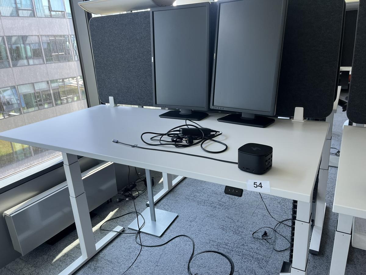 Sitz-,Steh-,Schreibtisch 160x80 cm , Steelcase elektrisch höhenverstellbar ca.65/120cm mit Sichtblende abnehmbar, Baujahr 2021