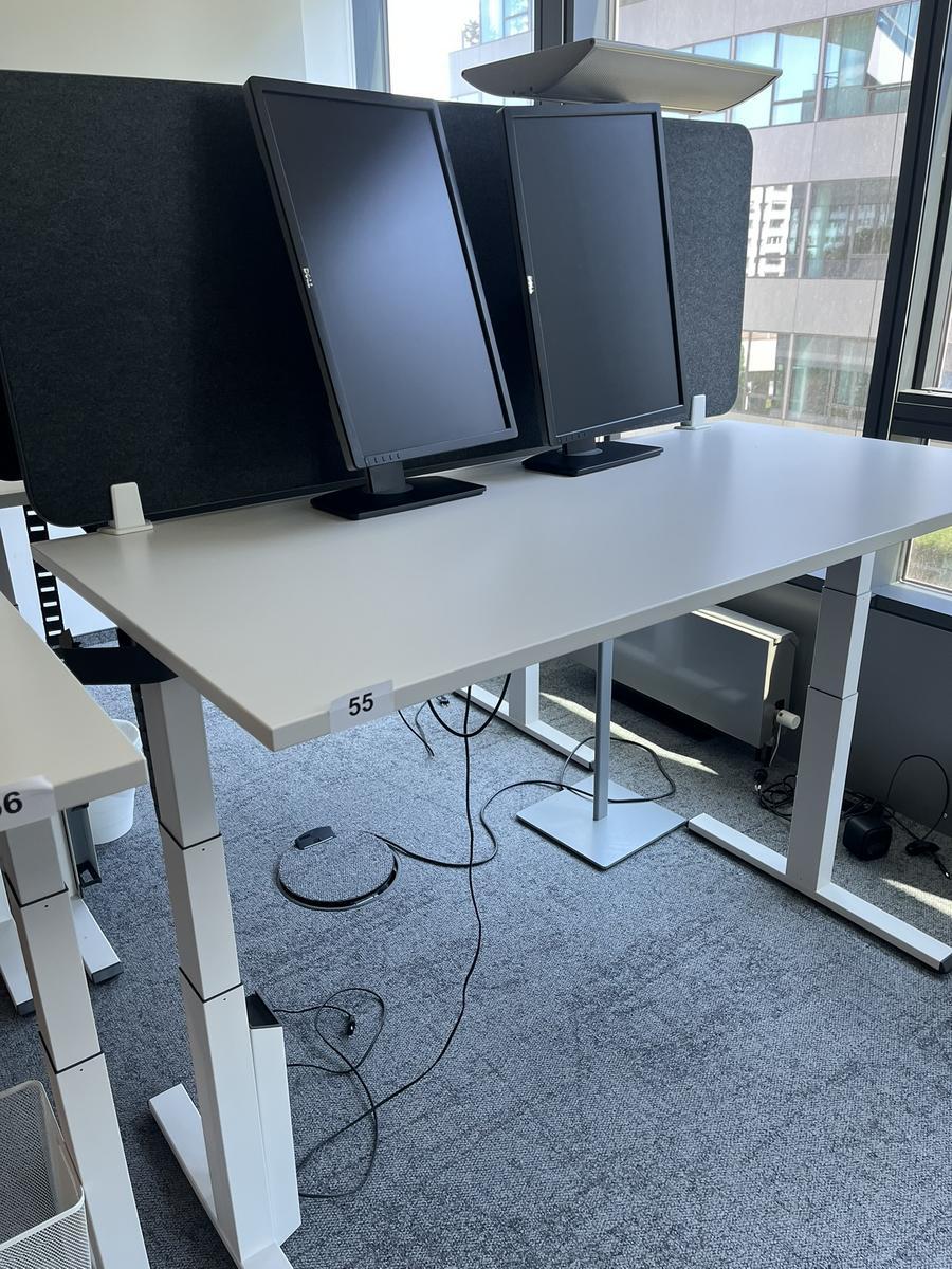 Sitz-,Steh-,Schreibtisch 160x80 cm , Steelcase elektrisch höhenverstellbar ca.65/120cm mit Sichtblende abnehmbar, Baujahr 2021