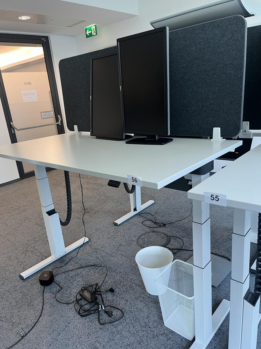 Sitz-,Steh-,Schreibtisch 160x80 cm , Steelcase elektrisch höhenverstellbar ca.65/120cm mit Sichtblende abnehmbar, Baujahr 2021