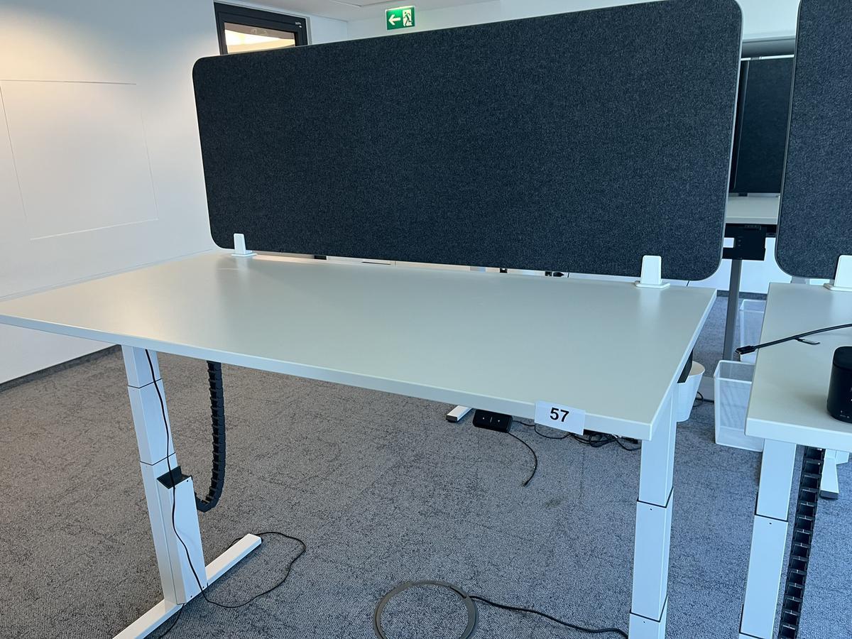 Sitz-,Steh-,Schreibtisch 160x80 cm , Steelcase elektrisch höhenverstellbar ca.65/120cm mit Sichtblende abnehmbar, Baujahr 2021