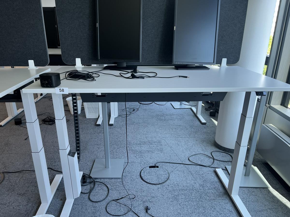 Sitz-,Steh-,Schreibtisch 160x80 cm , Steelcase elektrisch höhenverstellbar ca.65/120cm mit Sichtblende abnehmbar, Baujahr 2021
