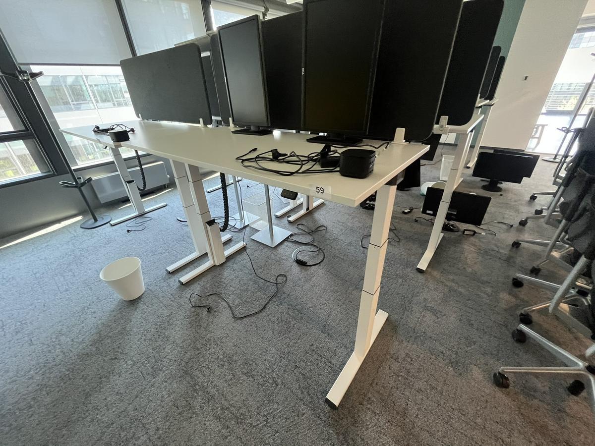 Sitz-,Steh-,Schreibtisch 160x80 cm , Steelcase elektrisch höhenverstellbar ca.65/120cm mit Sichtblende abnehmbar, Baujahr 2021