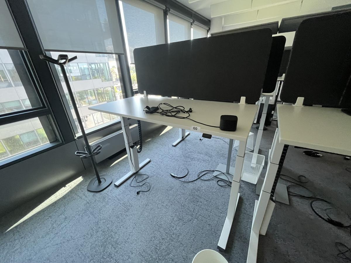 Sitz-,Steh-,Schreibtisch 160x80 cm , Steelcase elektrisch höhenverstellbar ca.65/120cm mit Sichtblende abnehmbar, Baujahr 2021