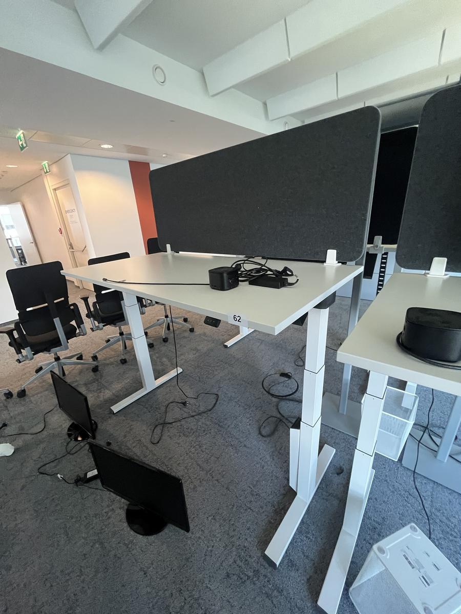 Sitz-,Steh-,Schreibtisch 160x80 cm , Steelcase elektrisch höhenverstellbar ca.65/120cm mit Sichtblende abnehmbar, Baujahr 2021