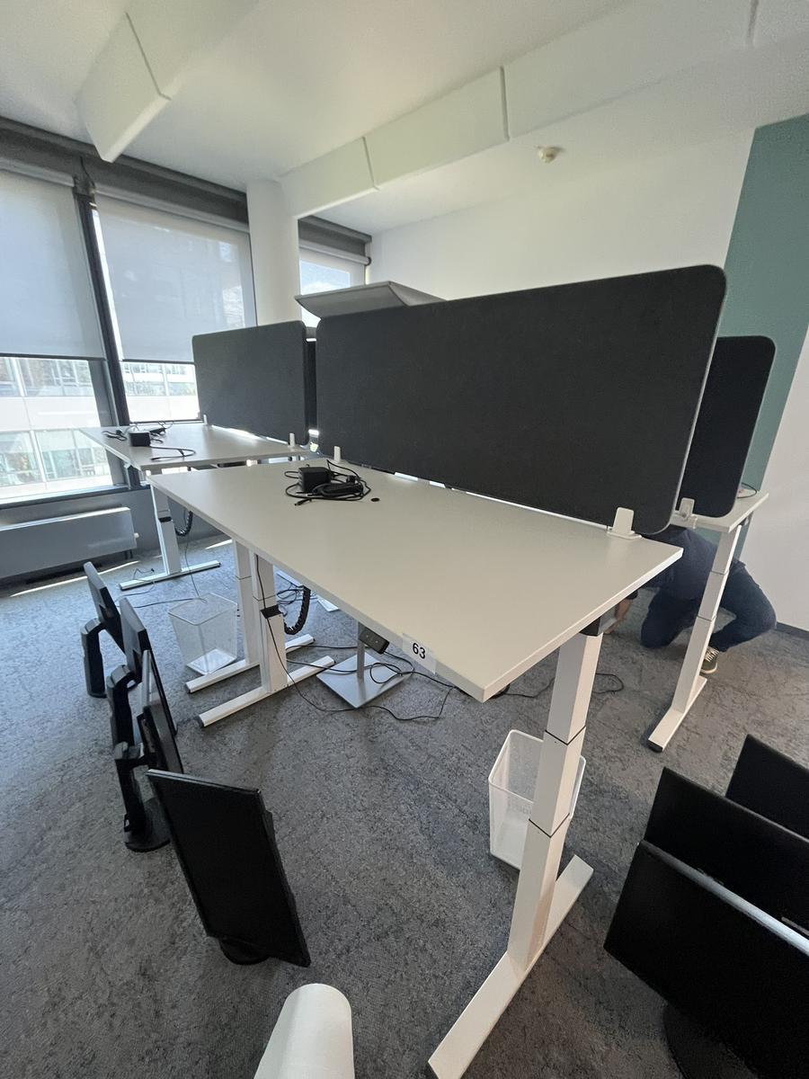 Sitz-,Steh-,Schreibtisch 160x80 cm , Steelcase elektrisch höhenverstellbar ca.65/120cm mit Sichtblende abnehmbar, Baujahr 2021