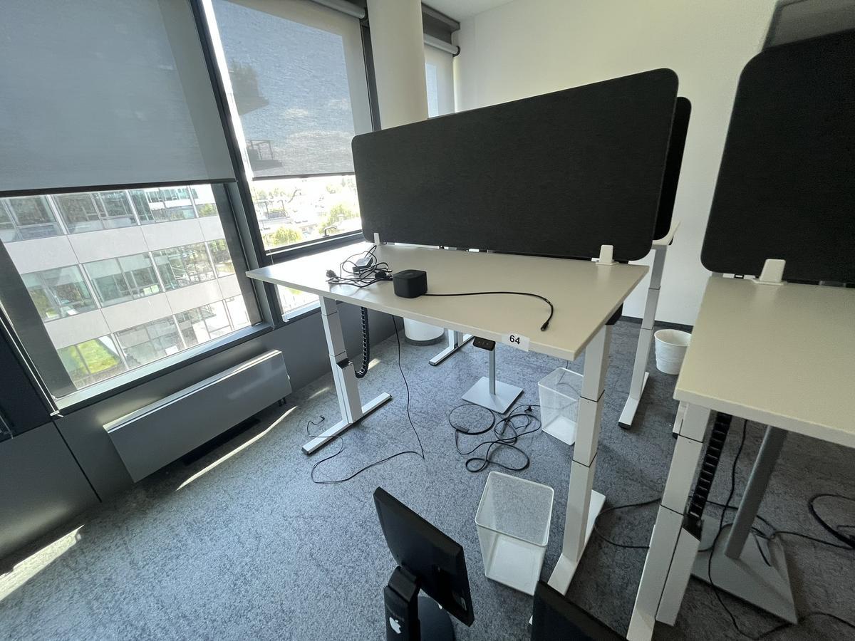 Sitz-,Steh-,Schreibtisch 160x80 cm , Steelcase elektrisch höhenverstellbar ca.65/120cm mit Sichtblende abnehmbar, Baujahr 2021