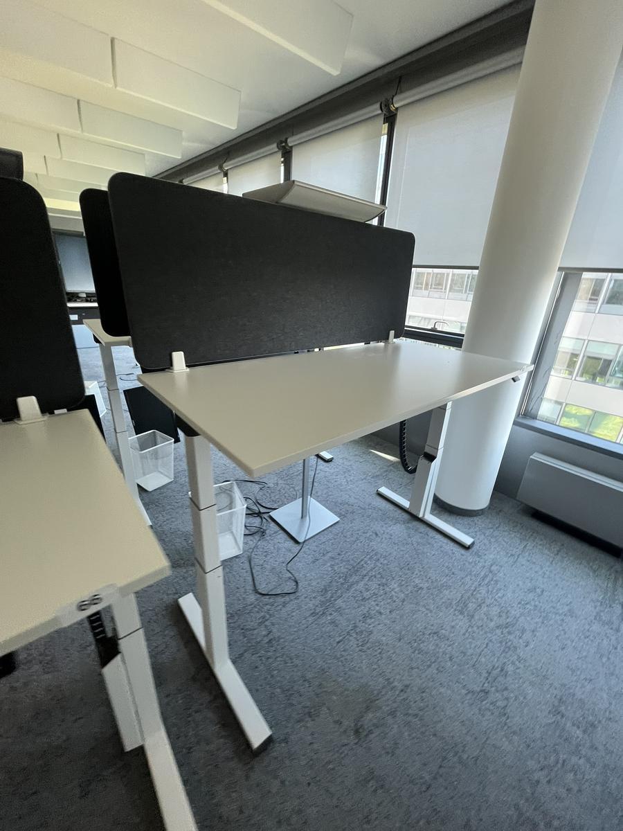 Sitz-,Steh-,Schreibtisch 160x80 cm , Steelcase elektrisch höhenverstellbar ca.65/120cm mit Sichtblende abnehmbar, Baujahr 2021