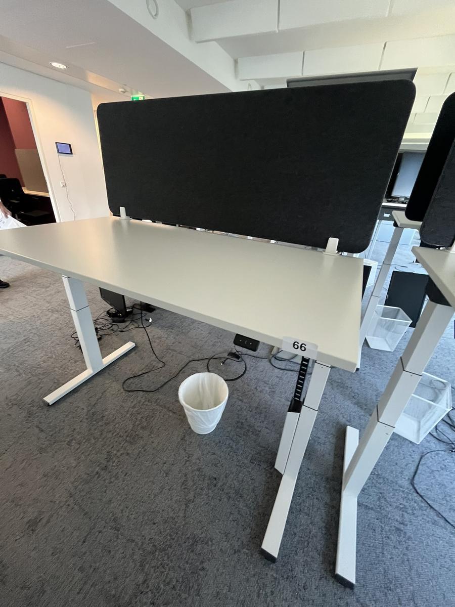 Sitz-,Steh-,Schreibtisch 160x80 cm , Steelcase elektrisch höhenverstellbar ca.65/120cm mit Sichtblende abnehmbar, Baujahr 2021
