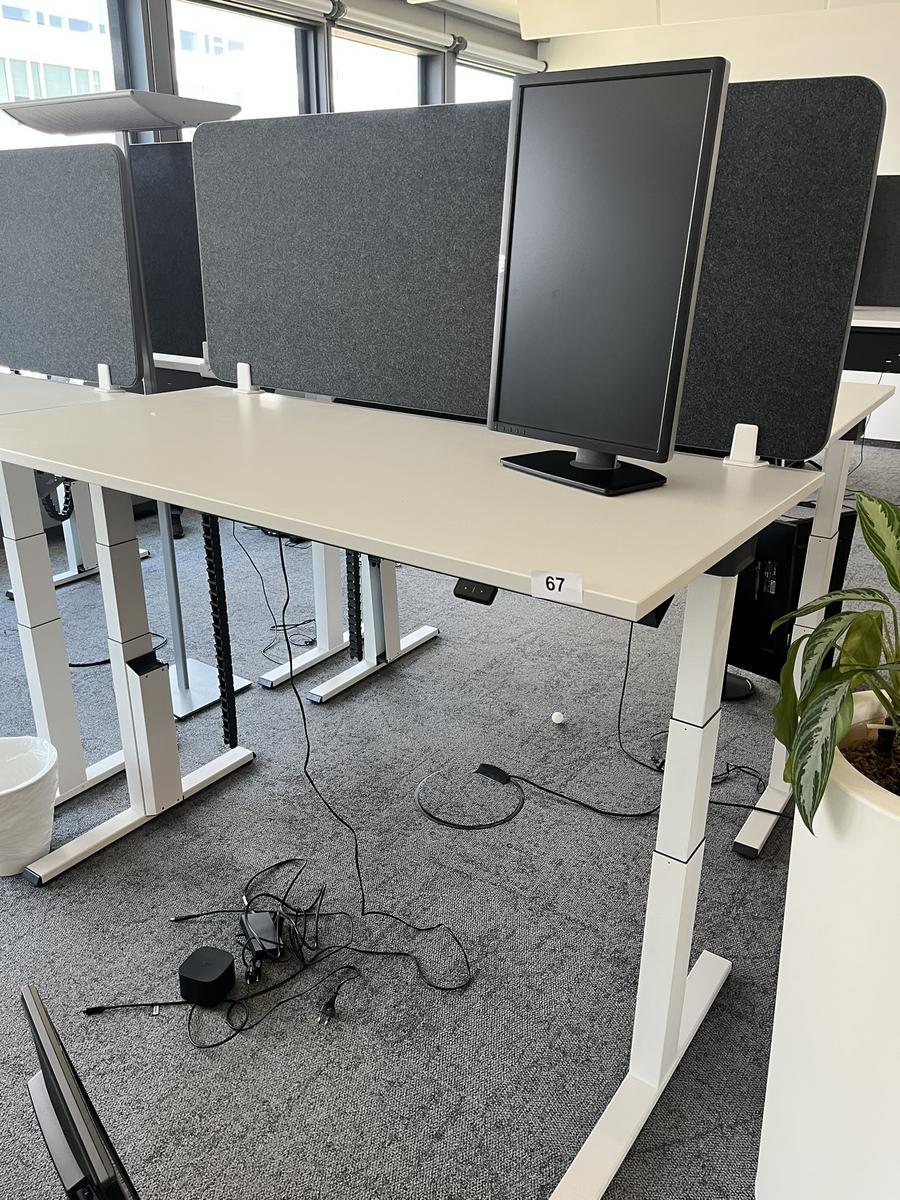 Sitz-,Steh-,Schreibtisch 160x80 cm , Steelcase elektrisch höhenverstellbar ca.65/120cm mit Sichtblende abnehmbar, Baujahr 2021