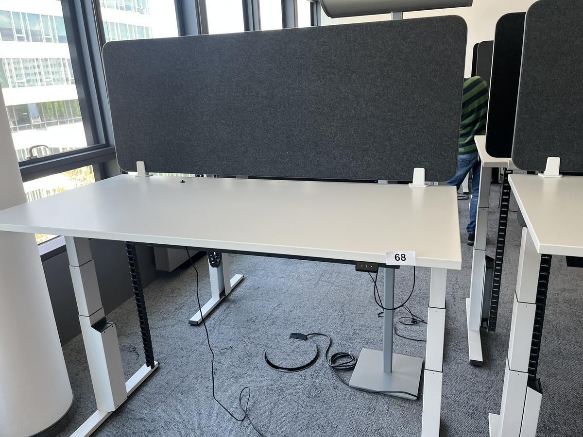 Sitz-,Steh-,Schreibtisch 160x80 cm , Steelcase elektrisch höhenverstellbar ca.65/120cm mit Sichtblende abnehmbar, Baujahr 2021
