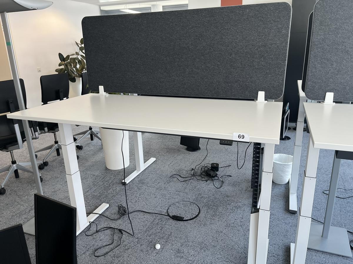 Sitz-,Steh-,Schreibtisch 160x80 cm , Steelcase elektrisch höhenverstellbar ca.65/120cm mit Sichtblende abnehmbar, Baujahr 2021