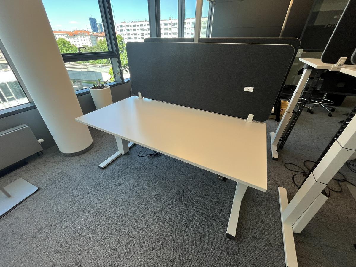 Sitz-,Steh-,Schreibtisch 160x80 cm , Steelcase elektrisch höhenverstellbar ca.65/120cm mit Sichtblende abnehmbar, Baujahr 2021