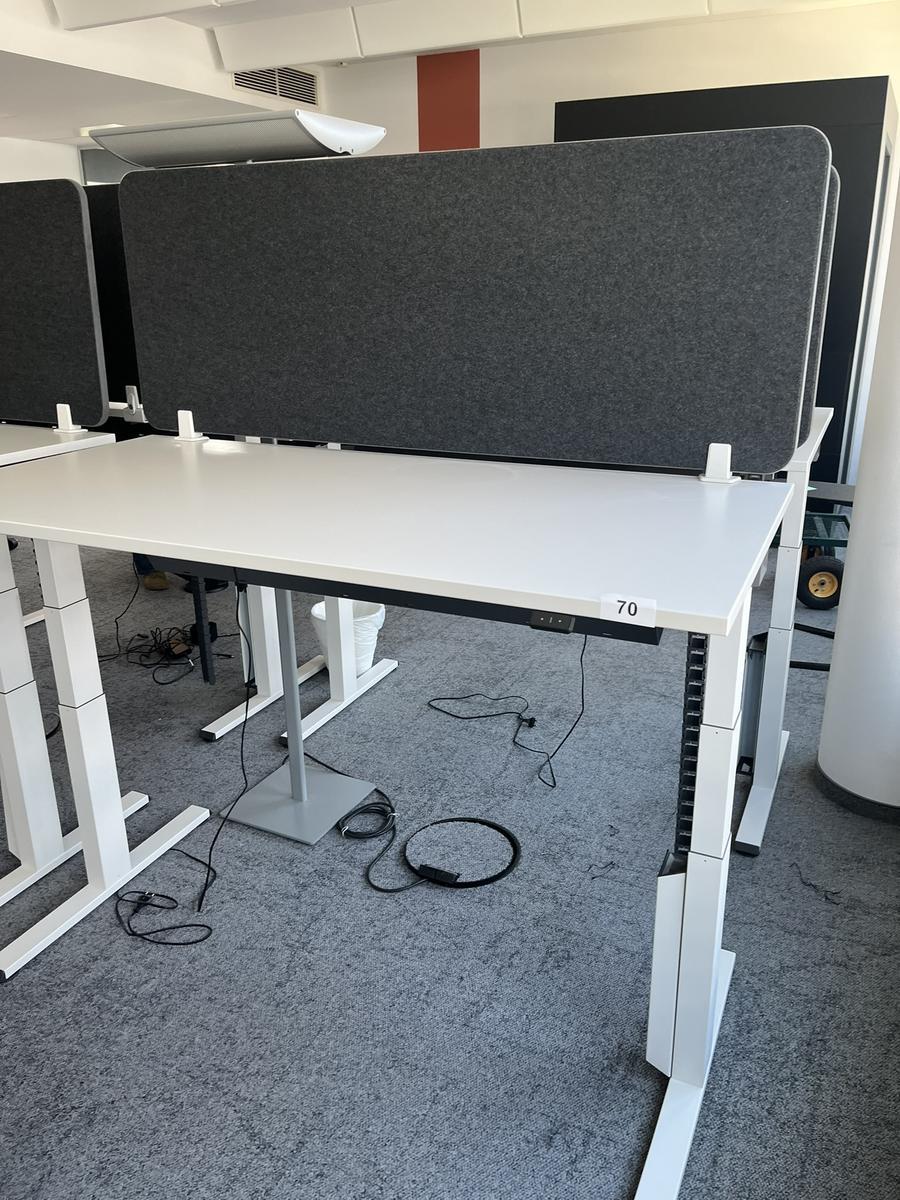 Sitz-,Steh-,Schreibtisch 160x80 cm , Steelcase elektrisch höhenverstellbar ca.65/120cm mit Sichtblende abnehmbar, Baujahr 2021