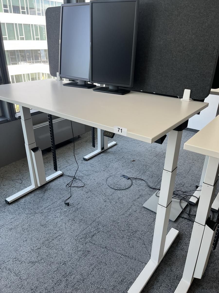 Sitz-,Steh-,Schreibtisch 160x80 cm , Steelcase elektrisch höhenverstellbar ca.65/120cm mit Sichtblende abnehmbar, Baujahr 2021